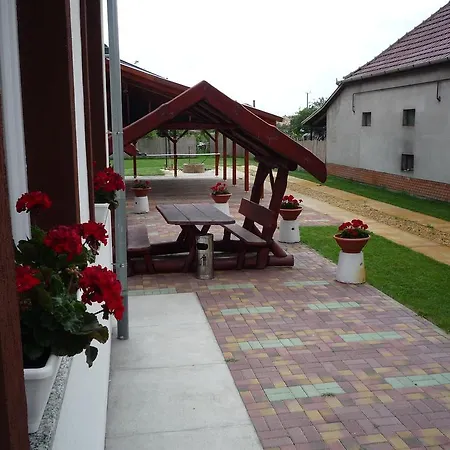 Morafeszek Vendeghaz Guest house *