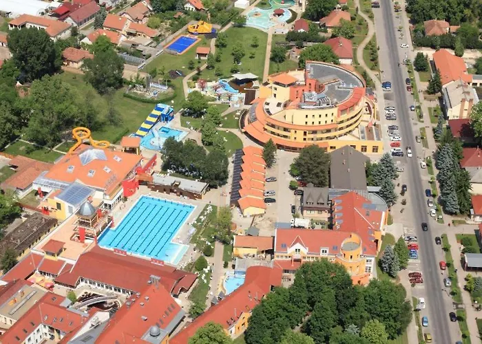 Mórafészek 3*